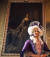 골다 로슈벨이 샬럿 왕비의 초상화 앞에서 함께 찍은 사진. [골다 로슈벨 인스타그램]