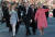지난 1993년 알렌 에드몬즈 구두를 신고 취임식에 참석한 힐러리 클린턴(오른쪽). 로이터=연합뉴스