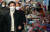 서울시장에 출마하는 나경원 국민의힘 전 의원이 23일 서울 영등포구 대림중앙시장에서 장을 보면서 상인들과 대화를 하고 있다. 뉴스1