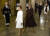 재선에 성공한 부시 대통령의 두번째 취임식이 열린 지난 2005년 1월 20일 로라 부시 여사가 올화이트 의상을 입고 이동하고 있다. 로이터=연합뉴스
