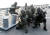 2013년 1월 해군 특수전전단(UDT/SEAL)이 아덴만 여명작전 2주기를 앞두고 실시한 훈련에서 줄사리를 이용해 피랍된 선박에 진입한 후 경계를 하고 있다. [중앙포토]