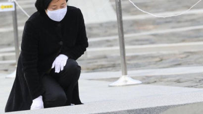 봉하마을 찾은 박영선 “노무현 대통령님, 너무 그립습니다”