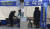국내 코로나19 뱔생 1년 되는 날인 지난 20일 부산시청 앞 등대광장에 설치된 임시선별검사소에서 시민들이 코로나19 검사를 받고 있다. 송봉근 기자