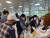 지난해 9월 28일 추석 연휴를 맞아 제주공항을 통해 들어온 입도객들이 도가 지원하는 마스크를 받고 있다. 최충일 기자