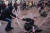 사복 차림의 러시아 경찰이 24일 모스크바에서 야권운동가 나발니의 석방을 요구하는 시위를 벌이던 파벨 크리세비치를 체포하고 있다. 크리세비치는 철조망 속에 자신을 가두는 퍼포먼스를 벌이던 도중 체포됐다. [AP=연합뉴스]