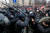 경찰과 나발니 석방을 요구하는 시위대가 25일(현지시간) 모스크바에서 시위에서 충돌하고 있다. [로이터=연합뉴스] 