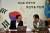 2010년 청와대에서 열린 국무회의에서 이명박 대통령이 윤증현 경제부총리(오른쪽)과 대화하고 있다. 사진공동취재단