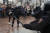 23일(현지시간) 모스크바에서 경찰과 시위대가 충돌하고 있다. [AP=연합뉴스]