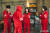 빨간색 트레이닝복을 입고 모여 훈련하는 카운터즈. [사진 OCN]