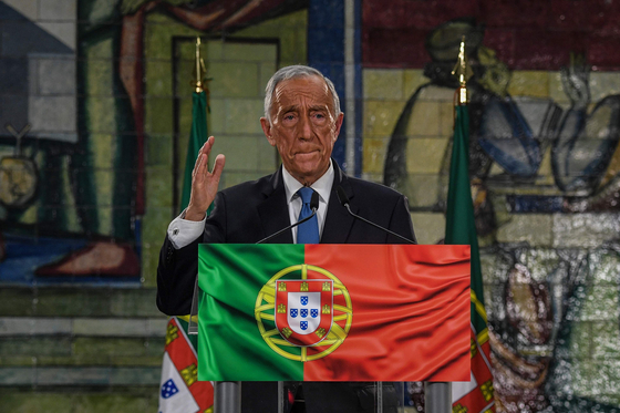 바다 빠진 여성 직접 구했던 70대 포르투갈 대통령, 재선 성공