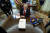 도널드 트럼프 미국 대통령이 대통령 집무실에서 종합 감세 정책에 서명하고 있다. [로이터=연합뉴스]