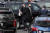 조 바이든 대통령의 차량 행렬이 베이글 전문점 앞에 멈춰섰고, 차남인 헌터 바이든이 베이글과 커피를 포장해 차로 돌아가고 있다. [EPA=연합뉴스]