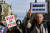 지난 23일(현지시간) 시위에서 한 여성(오른쪽)이 블라디미르 푸틴 대통령의 가면을 쓴채 "나발니가 무서워요"라는 문구를 들고 있다. [AFP=연합뉴스]