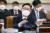 박범계 법무부 장관 후보자가 25일 서울 여의도 국회 법제사법위원회에서 열린 인사청문회에서 질의에 답변하고 있다. [중앙포토]