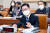 박범계 법무부 장관 후보자가 25일 오전 서울 여의도 국회 법제사법위원회에서 열린 인사청문회에 출석해 청문위원 질의에 답변하고 있다. 2021.1.25 오종택 기자