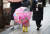 겨울비가 내린 21일 오후 서울 상암동에서 한 어린아이가 토끼 귀모양한 우산에 노란 부츠까지 갖춰신고 어머니 뒤를 따라걷고 있다. 기상청은 당분간 큰 추위 없이 포근한 날씨가 이어질 것으로 예보했다. 우상조 기자