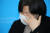 배복주 정의당 부대표가 25일 국회 소통관에서 김종철 전 대표의 성추행 사건을 설명하면서 눈물을 닦고 있다. 배 부대표는 26일 "피해자가 어떻게 잘 극복할 수 있을까에 가장 큰 방점을 뒀다"고 말했다.