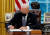 조 바이든 미국 대통령이 25일(현지시간) 백악관 집무실에서 트럼프 행정부의 성소수자 군복무 규정을 뒤집는 행정명령에 서명하고 있다. 바이든 대통령은 이날 연방 정부의 미국산 제품 우선 구매법(Buy American Act) 행정명령에도 서명했다. [로이터=연합뉴스]
