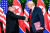 2018년 6월 12일 싱가포르에서 개최된 1차 북미 정상회담에서 김정은(왼쪽) 북한 국무위원장과 도널드 트럼프 미국 대통령이 악수를 나누는 모습. [연합뉴스]