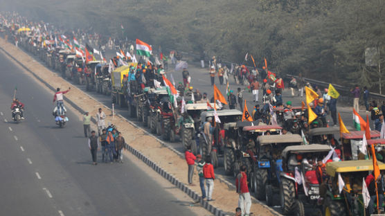 인도 농민들···국경일에 트랙터 몰고 거리로 나와 대규모 시위 