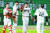 지난해 7월 홈경기에서 승리한 뒤 기뻐하는 SK 선수들. 유니폼 중앙에는 ‘인천’이 적혀있다. [뉴스1]