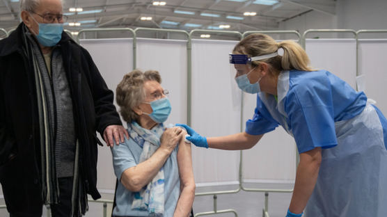 아스트라 백신, 유럽선 65세 이상 못 맞나 …승인 연령 논란 