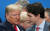 2019년 도널드 트럼프 당시 대통령과 쥐스탱 트뤼도 캐나다 총리(오른쪽)가 나토 정상 회의에서 대화하고 있다. [로이터=연합뉴스]