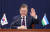 문재인 대통령이 28일 오후 청와대에서 열린 한-우즈베키스탄 화상 정상회담에 앞서 샤프카트 미르지요예프 우즈베키스탄 대통령에게 인사를 하고 있다. 연합뉴스