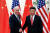 2013년 바이든 당시 미국 부통령이 중국을 방문해 시진핑 중국 국가주석과 악수하고 있다. 로이터=연합뉴스