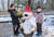 서울을 비롯한 수도권에 깜짝 폭설이 내린 28일 고양시 일산동구의 한 아파트 단지에서 아이들이 앙증맞게 꾸민 눈사람을 매만지고 있다. [사진 독자]