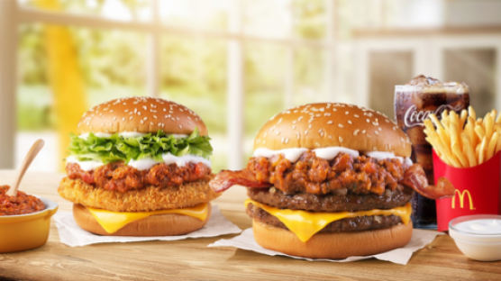 ‘정통 미트칠리 소스가 풍성한 고기 맛 제대로 살렸다’ 맥도날드, 진한 고기 풍미가 일품인 미트칠리 버거 2종 출시