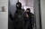 27일(현지시간) 러시아 경찰들이 복면을 쓴 채 나발니의 주거지를 압수수색하고 있다. [EPA=연합뉴스]