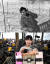 [정보혁명] 1993년 광시(廣西)좡족(壯族)자치구의 한 오리 사육사가 고객에게 휴대폰으로 전화를 걸고 있다(사진上). 2020년 7월 20일 중국 서북부 산시(陜西)성 한 방송 진행자가 휴대폰을 이용해 라이브커머스로 닭을 판매하고 있다(사진下). ⓒ신화통신