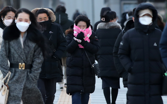 칼바람에 한낮에도 서울 체감 -10도…내일 낮부터 추위 풀린다