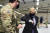 스코틀랜드를 방문한 보리스 존슨 영국 총리가 예방접종이 실시되는 군대를 찾아 팔꿈치 인사를 하고 있다. AP=연합뉴스 