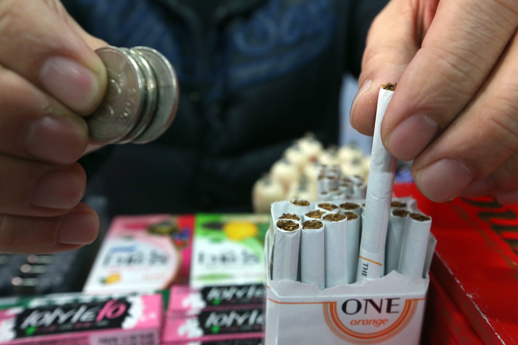 2015년 당시 담뱃값 인상으로 가판대에서 개비 담배 판매가 늘었다. 1개 300원.중앙포토