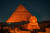 지난달 30일(현지시간) 세계 소외열대질환의 날(NTD)을 맞아 이집트 가자의 피라미드와 스핑크스가 분홍으로 물들어 있다. [AP=연합뉴스]