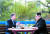문재인 대통령과 북한 김정은 국무위원장이 2018년 4월 27일 오후 판문점 도보다리에서 대화하고 있다. 연합뉴스