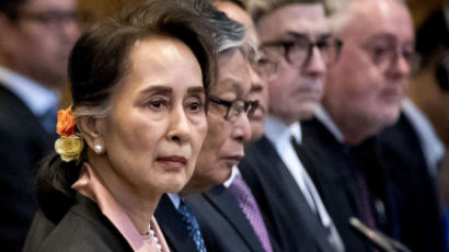 "아웅산 수치 구금된 미얀마···군부는 1년간 비상사태 선포"