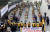 한국학원총연합회 회원들이 지난달 11일 정부세종청사 보건복지부 앞에서 '수도권 학원 집합금지 행정명령 철회 촉구, 학원교육자 궐기대회'를 갖고 있다. 뉴스1