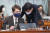 최재성 정무수석(왼쪽)과 김상조 정책실장이 2일 오전 청와대에서 열린 영상 국무회의에서 대화하고 있다. 청와대사진기자단