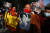 2일 태국의 수도 방콕에 있는 UN빌딩 앞에서 미얀마의 수지 국가고문(가운데 사진) 석방을 촉구하는 승려들이 시위하고 있다. 연합뉴스