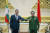 지난달 12일(현지시간) 미얀마를 방문한 왕이 중국 외교부장이 민 아훙 흘라잉 국방부 최고사령관을 만나는 모습. [신화통신=연합뉴스]