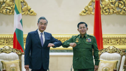 하필 미얀마 쿠데타 보름전에, 쿠데타 사령관 만난 中왕이