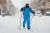 뉴욕 이스트 빌리지에서 스키를 타고 이동하는 한 남성. 로이터=연합뉴스 
