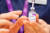 영국의 한 간호사가 아스트라 제네카 백신 접종을 준비하는 모습. 65세 이상 노인에 대한 아스트라 백신의 효과성을 놓고 유럽에서 논란이 계속되는 가운데 한국 식품의약품안전처의 자문단 회의에서도 찬반 논란이 있었던 것으로 드러났다. [EPA 뉴시스]