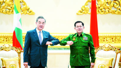 미얀마 군부 1인자 흘라잉, 쿠데타 20일 전 왕이 만났다
