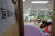 지난해 3월 30일 광주광역시의 한 유치원에서 긴급돌봄교실 교사가 원아와 놀이공부를 하고 있다. 연합뉴스