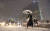 서울 전역에 대설주의보가 발효된 3일 오후 서울 광화문 광장에서 시민들이 눈을 맞으며 걸어가고 있다. 연합뉴스