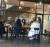지난해 12월 19일 김어준씨와 일행이 서울 마포구 상암동에 있는 커피전문점에 모여 담소를 나누는 모습이 포착돼 방역수칙 위반 논란을 일으켰다. [사진 온라인 커뮤니티 캡처]